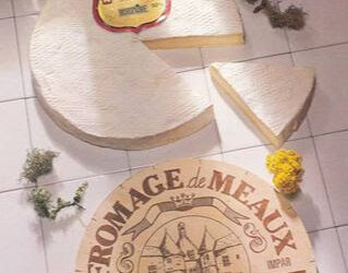 French Market News 27Mar25-10km Etoiles-Brie Meaux-Manchego-Gorgonzola-Goats cheese-Figs-French Market Recipe 2025 12 Croustade de chevre et tomatoes