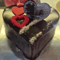VALENTINE'S CAKE CHOCOLATE HEART SHAPED